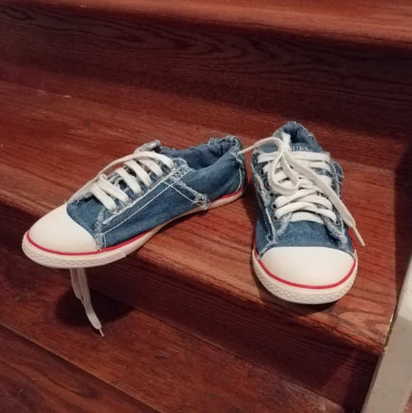 GUESS Trainers - Picture 2 of 5